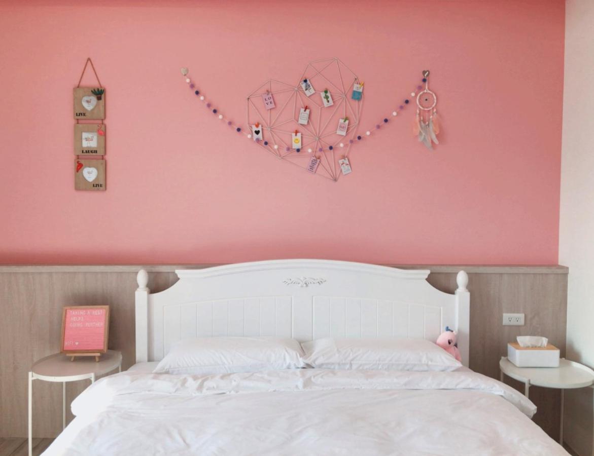 Habitación con cama grande y balcón