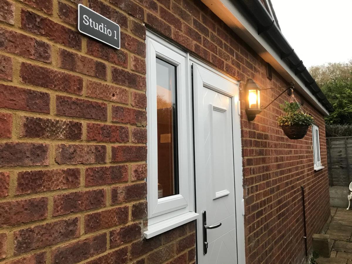 B&B Staines - Studio-1-Staines/Heathrow/London-own entrance - Bed and Breakfast Staines