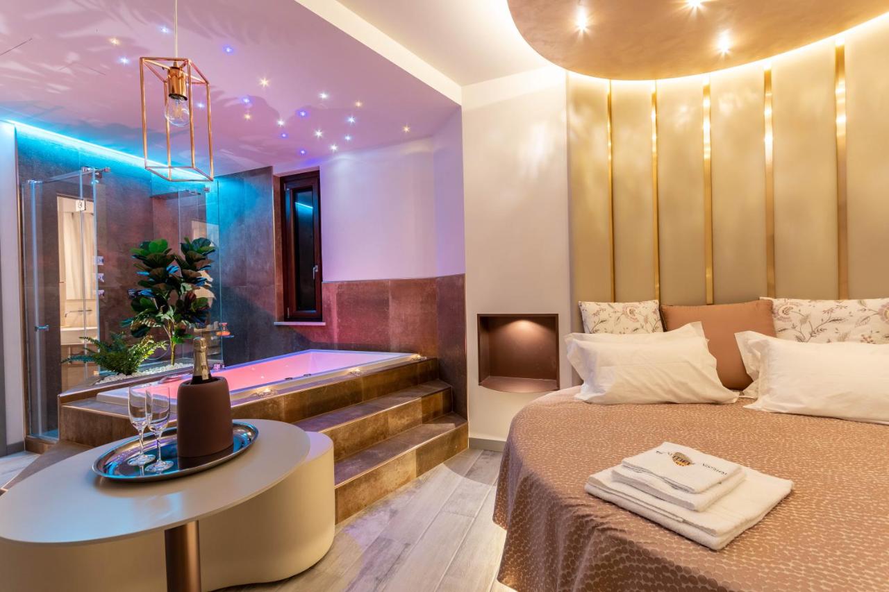 Zimmer mit Kingsize-Bett und Whirlpool