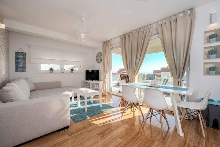Blue sky, modern sea view apartment - B&B