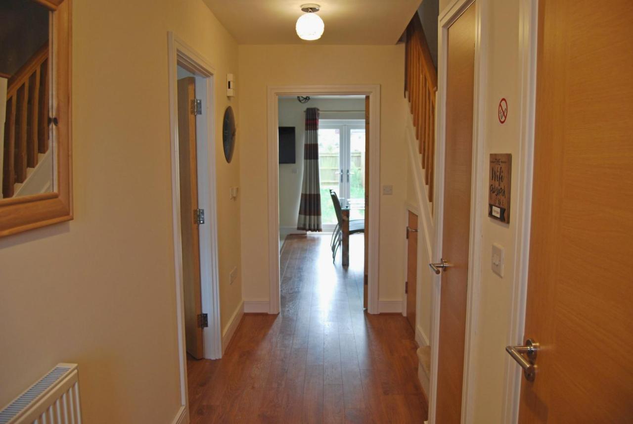 London Heathrow Living Holywell Serviced Houses - 3 and 4 bedrooms By 360stays - Chambres d'hôtes Stanwell