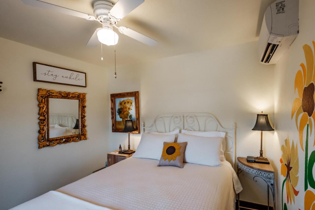 Chambre Lit Queen-Size avec Salle de Bains Commune 
