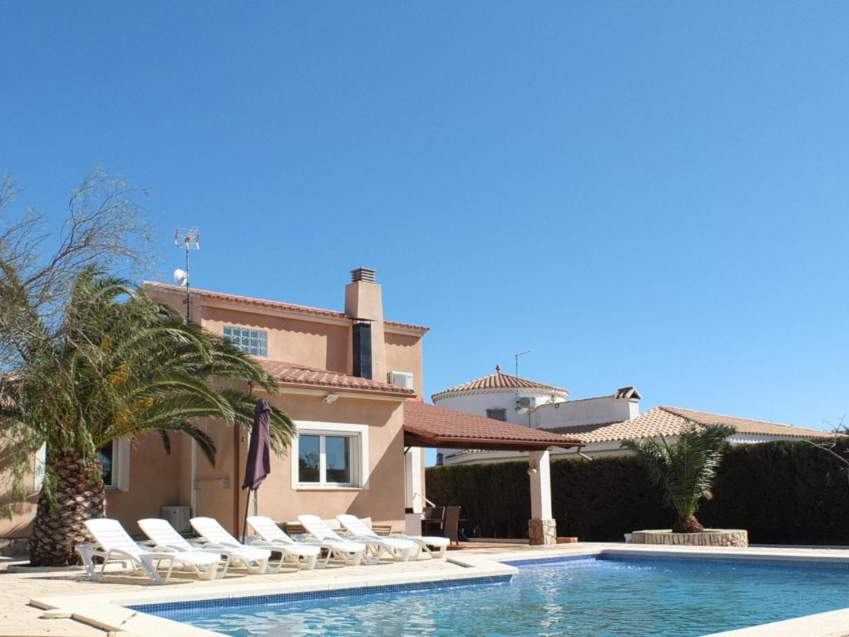 Villa Nerea with air conditioning & private swimming pool only 400m to the beach ideal for families - B&B