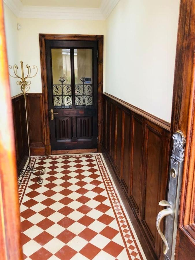 Beautiful 4-Bed Villa in Glasgow - Bed and Breakfast