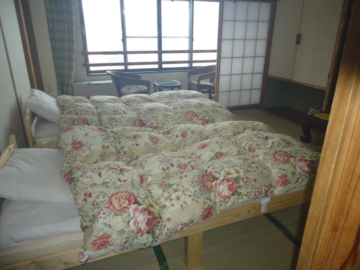 Chambre Lits Jumeaux avec Salle de Bains Commune