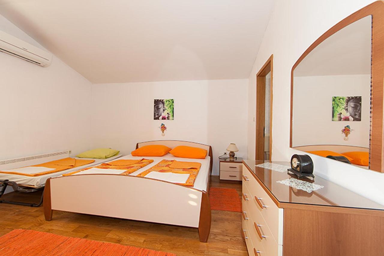 Three Bedroom-Apartment with Terrace and Sea View