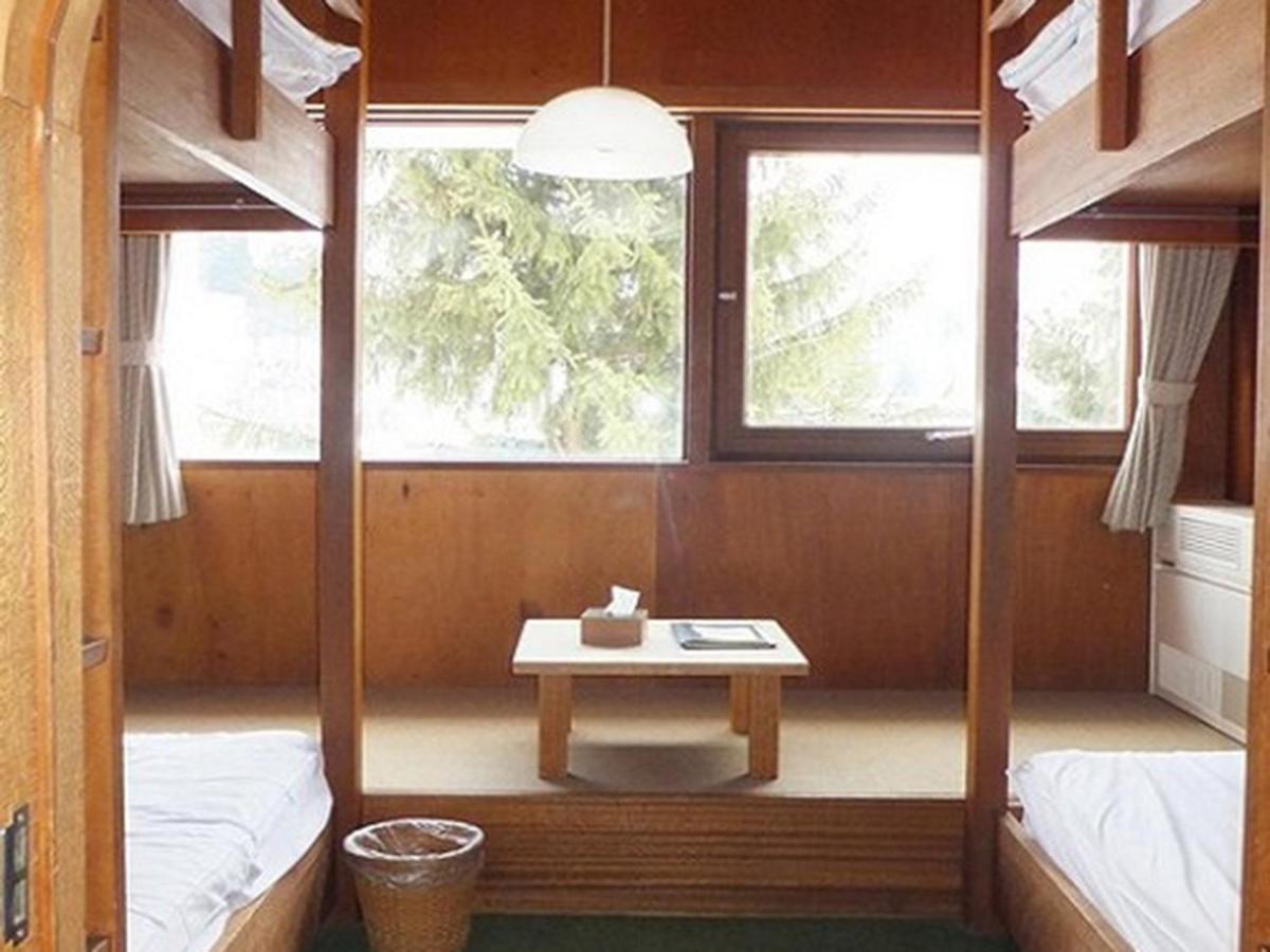 Kamer met Stapelbedden en een Gedeelde Badkamer