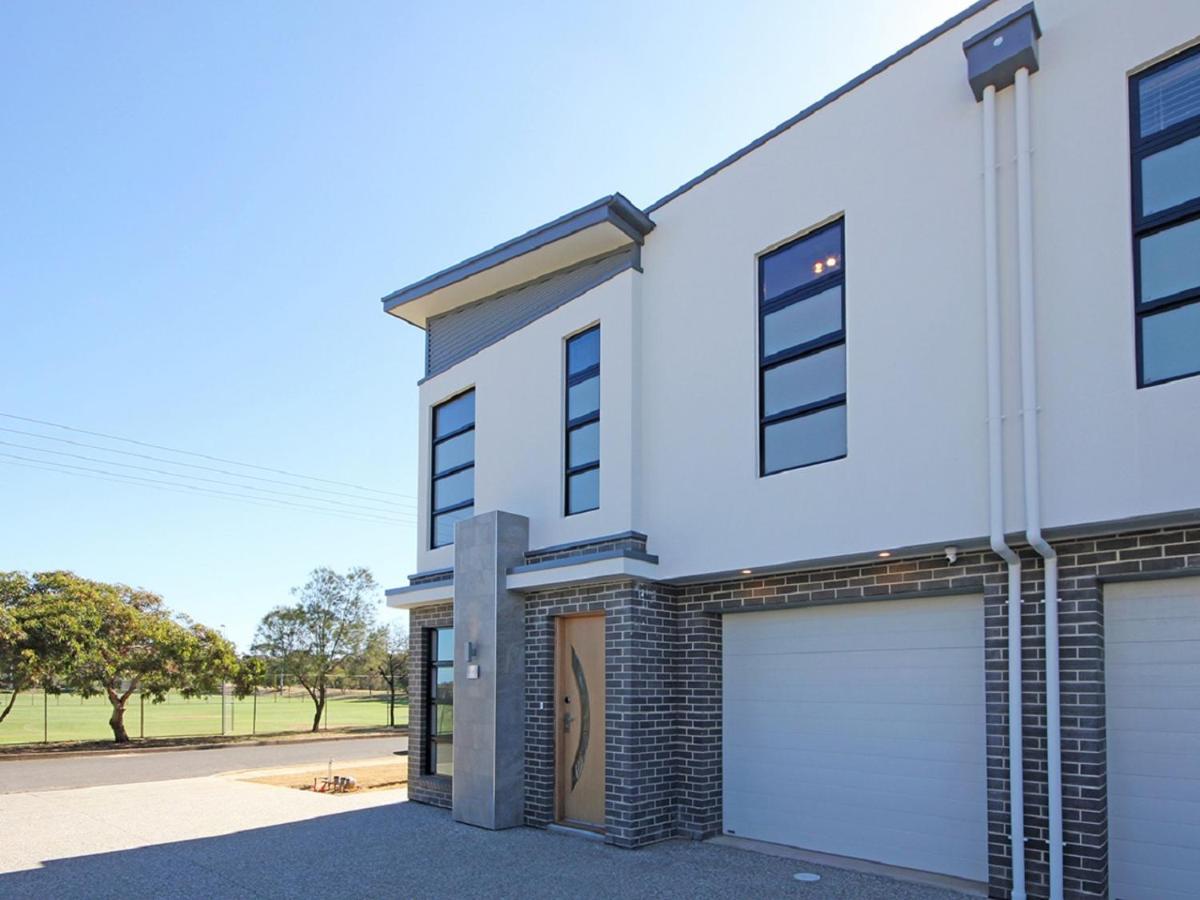 ✿Stylish Townhouse; with King Bed, NBN, Netflix, WIFI - B&B Christies Beach