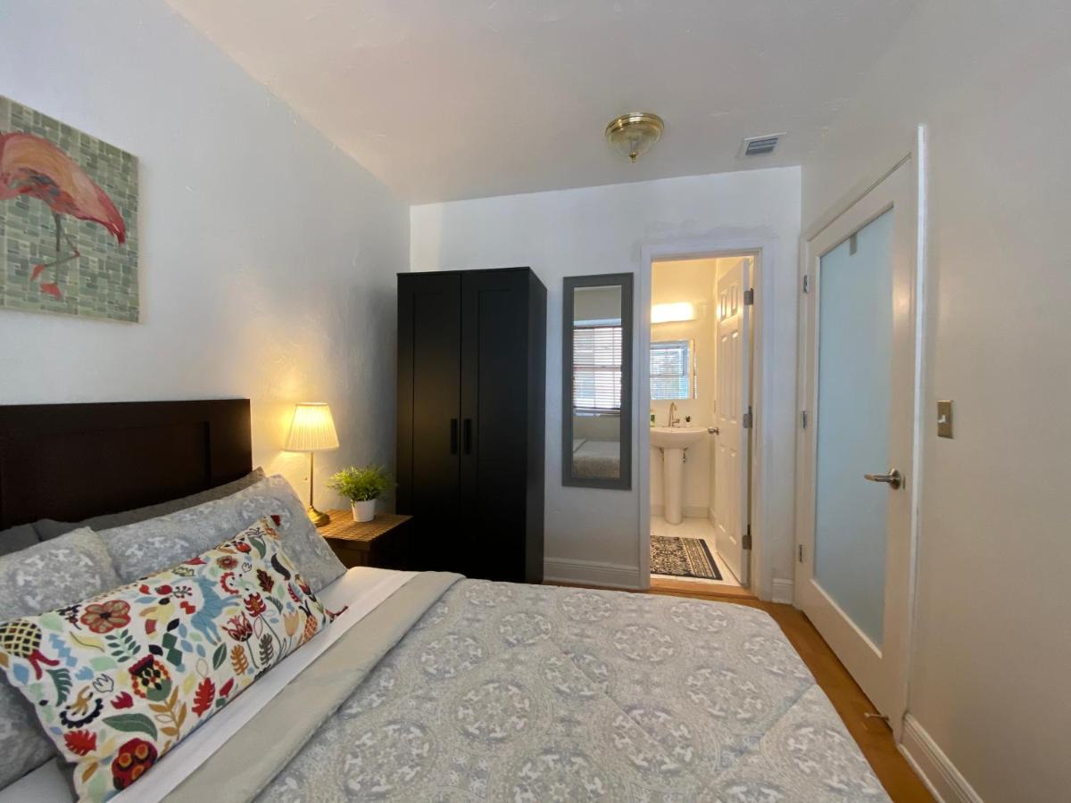 Privékamer met Queensize Bed en Badkamer