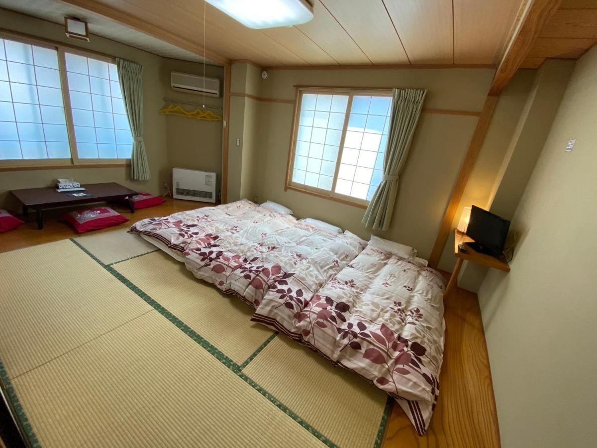 Dreibettzimmer im japanischen Stil mit eigenem WC und Gemeinschaftsbad