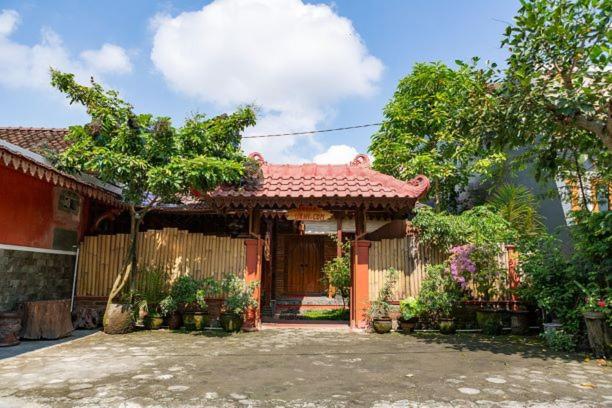 Rumah Ukhi Guest House - B&B