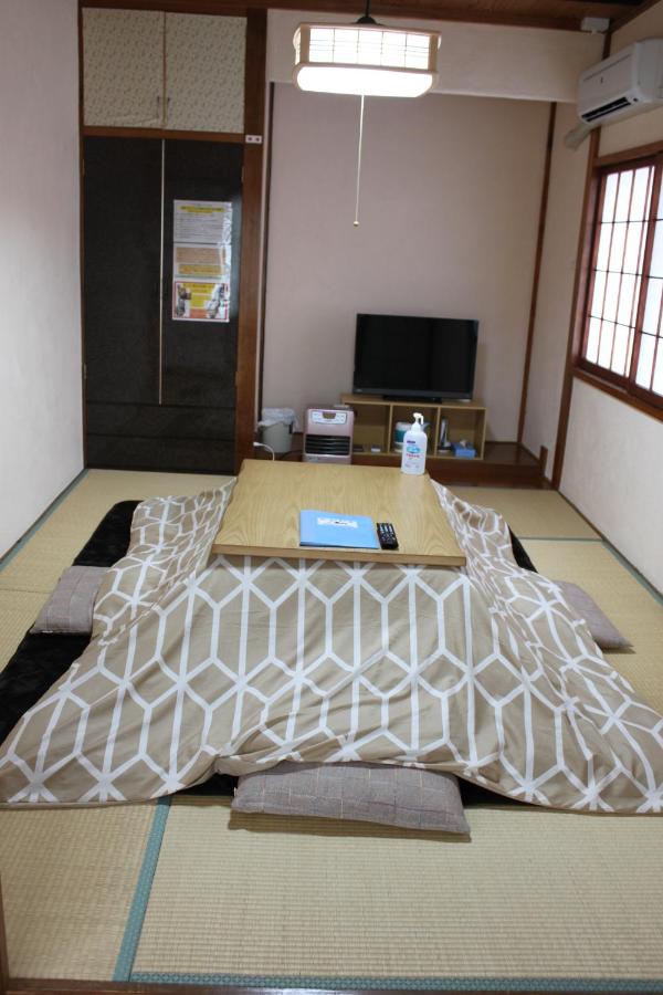 Im japanischen Stil eingerichtetes Zweibettzimmer mit Gemeinschaftsbad