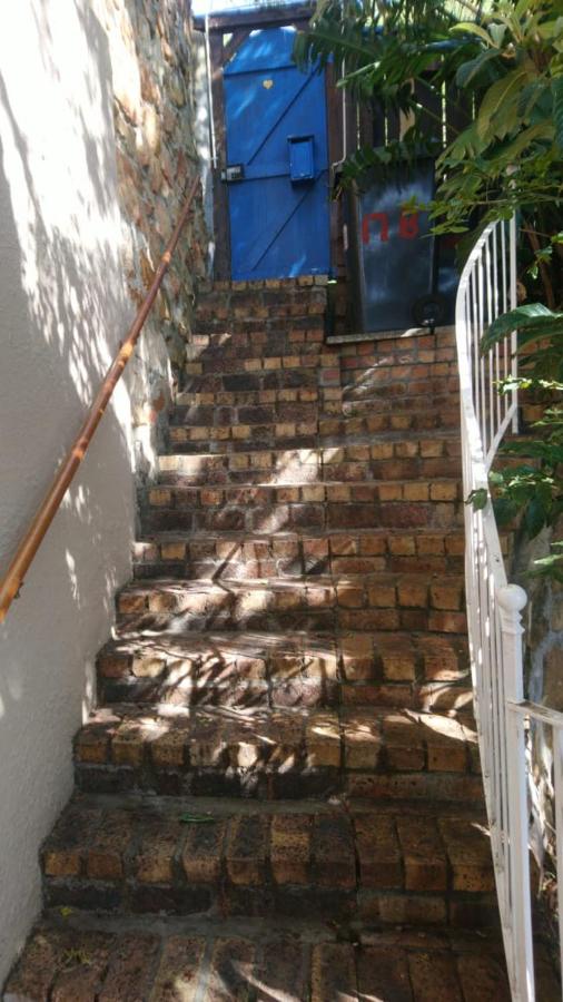 Independent quaint flat, close to beach - B&B
