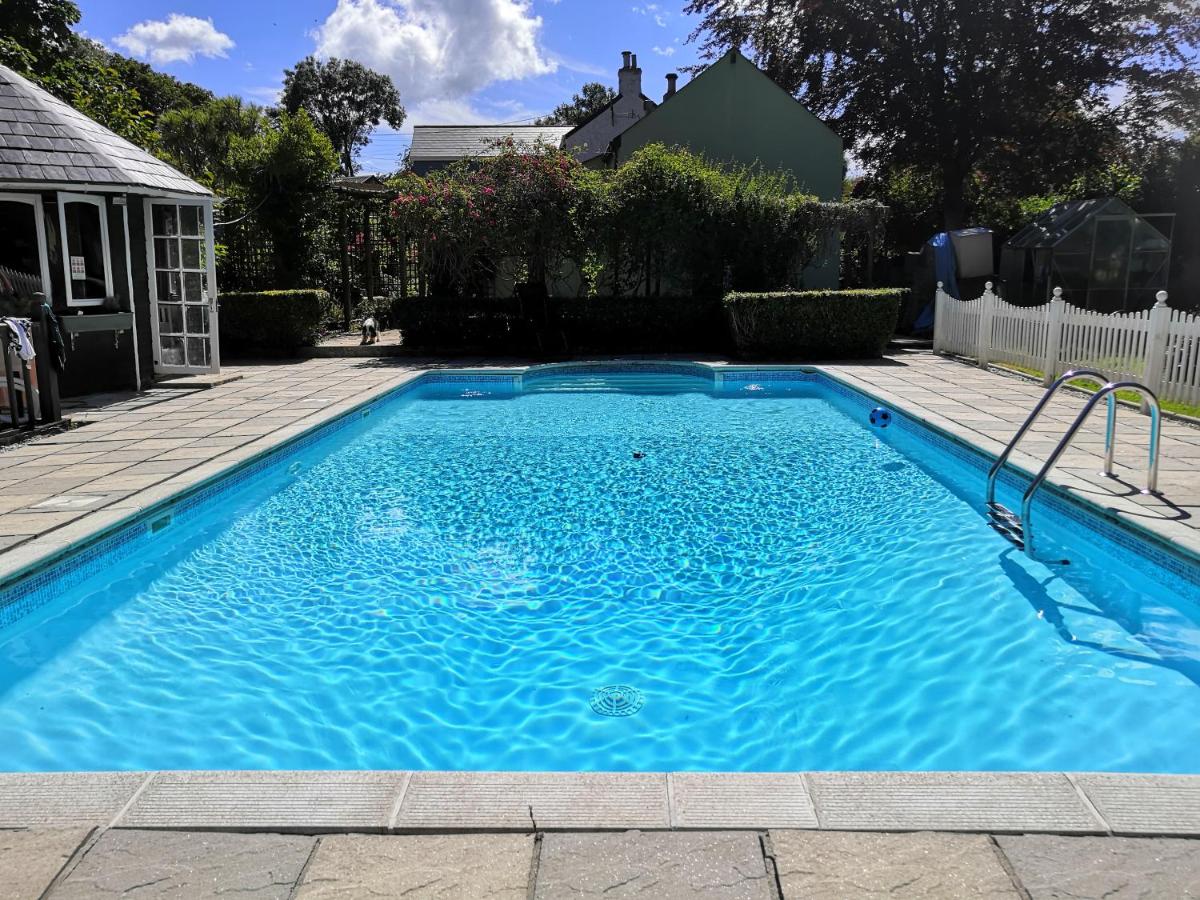 B&B Camborne - Captivating Isolde Cottage with pool near St Ives - Bed and Breakfast Camborne