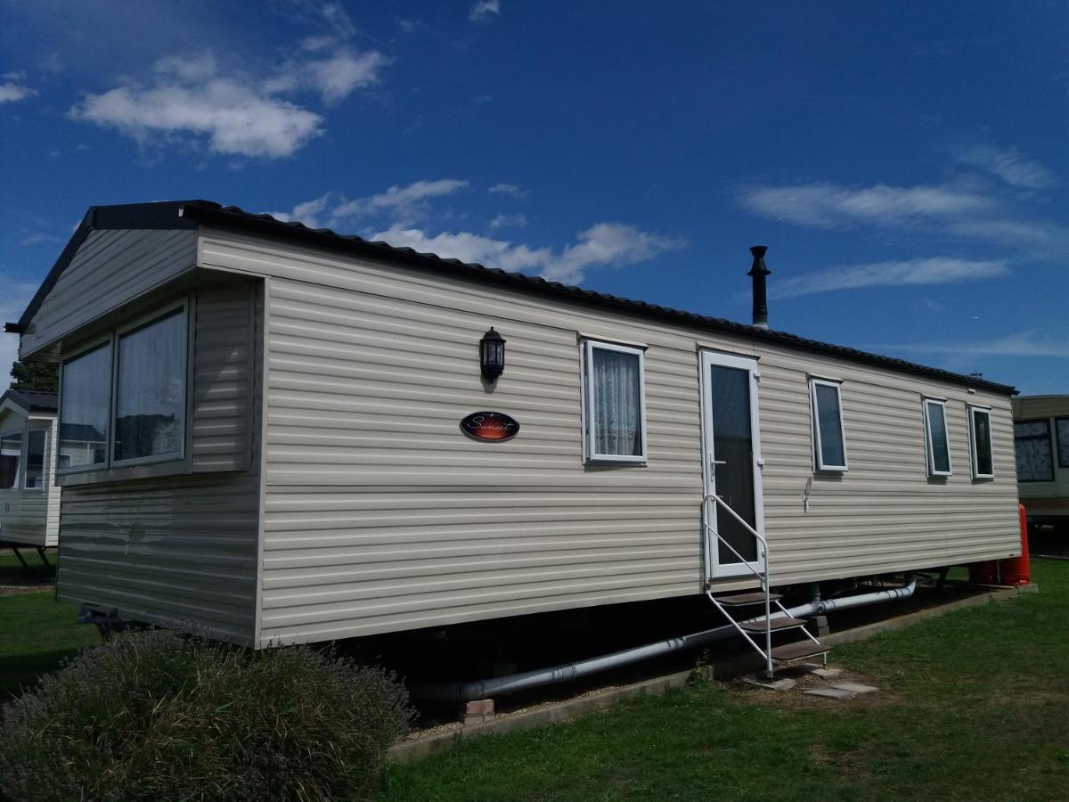 B&B Clacton-on-Sea - 2013 Willerby Sunset Static Caravan Holiday Home - Bed and Breakfast Clacton-on-Sea