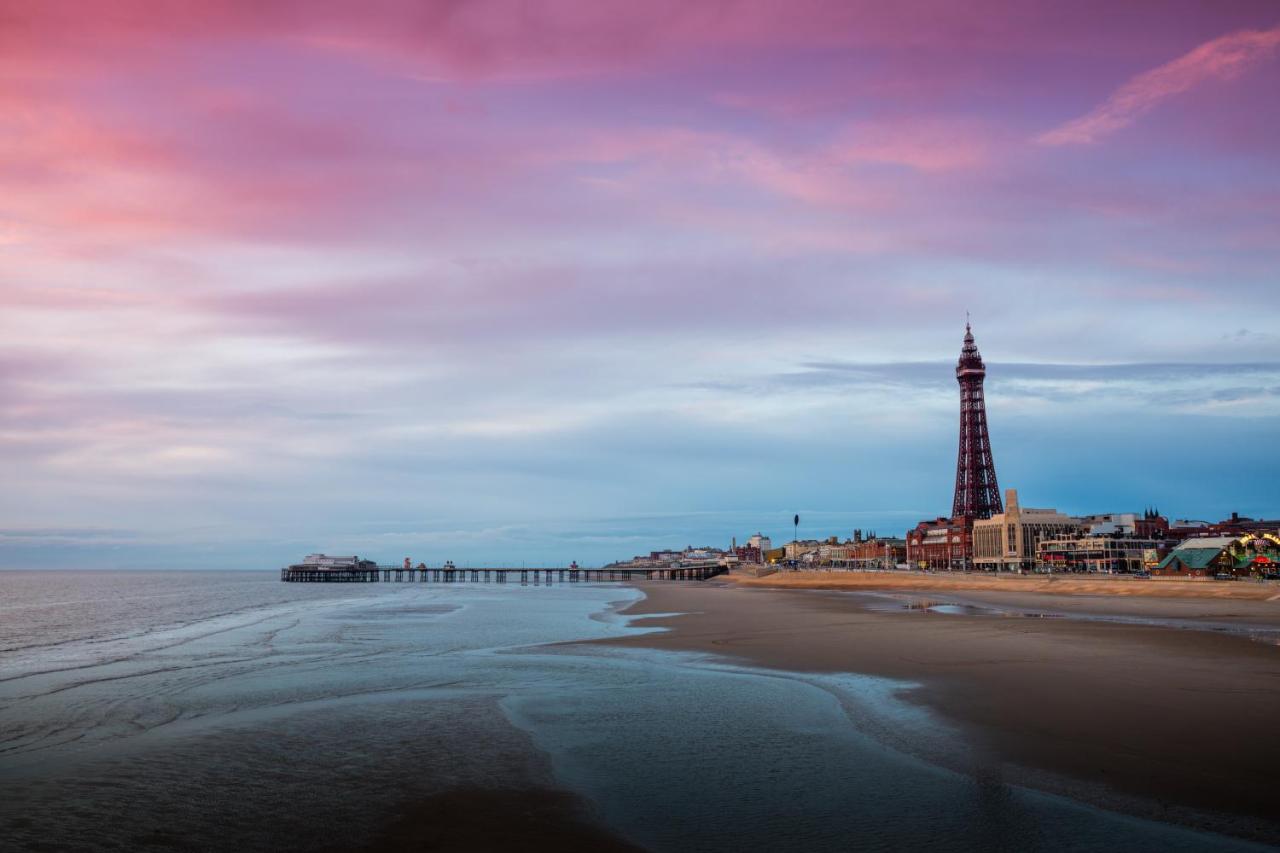 2 Bdrm Sleeps 6 Near Top Attractions Free Parking - Chambres d’hôtes Blackpool