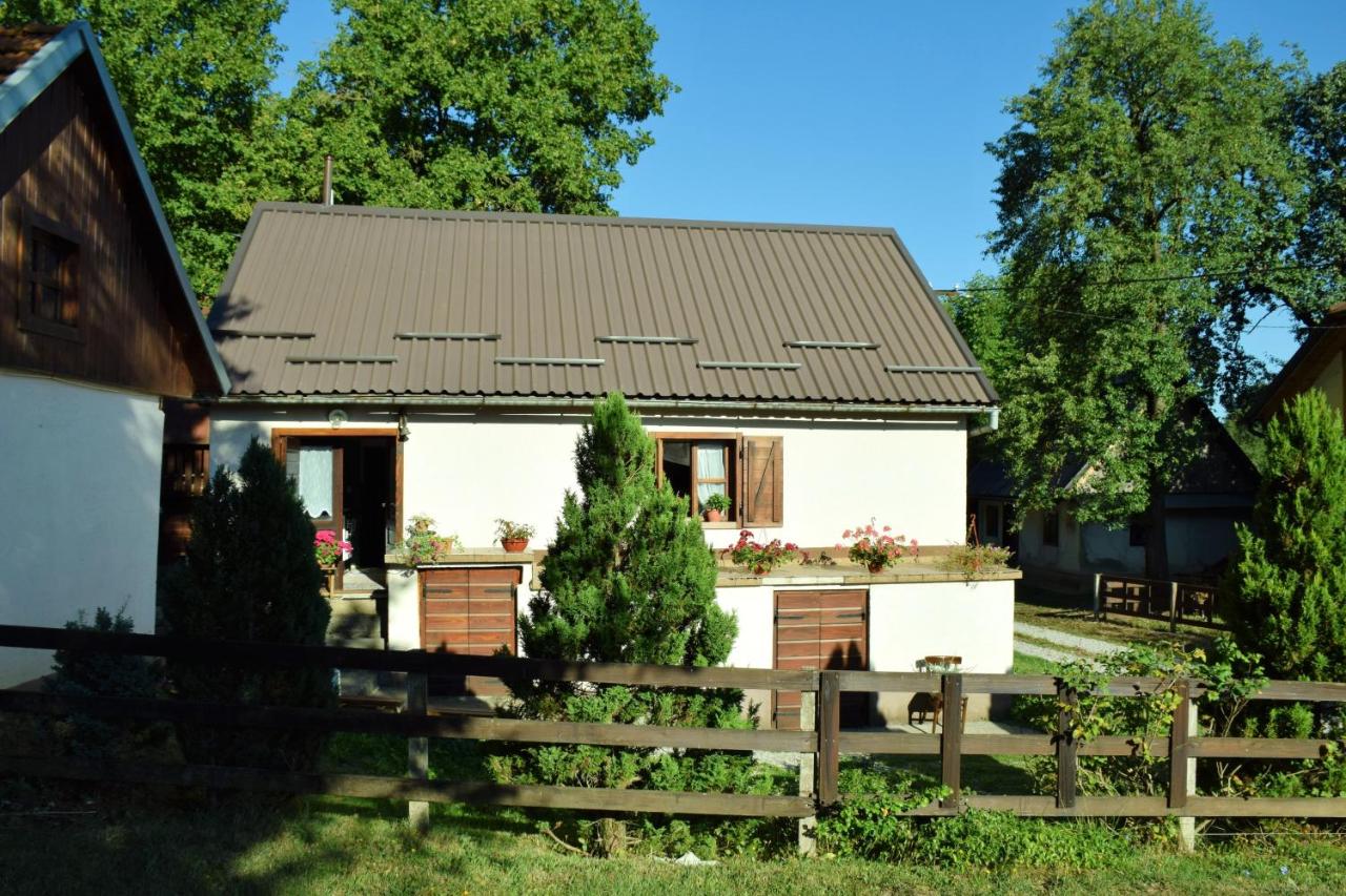 Cosy Chalet in Gospić with Jacuzzi and Mountain View - B&B Gospić