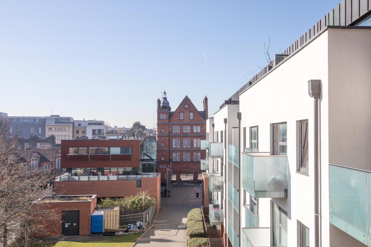 Luxury 2-Bed Flat parking and close to the tube - B&B Londra