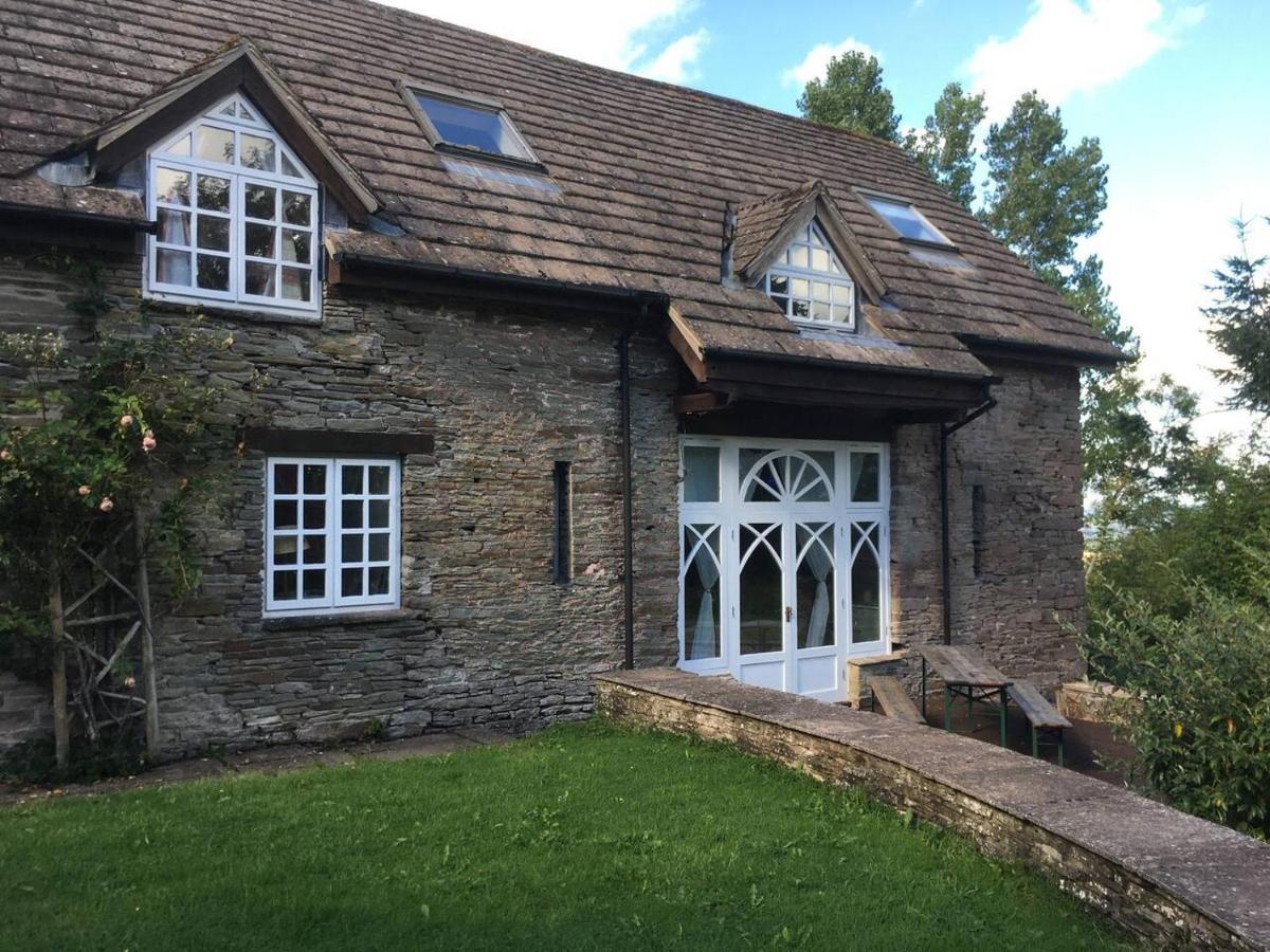 B&B Brecon - Beautiful 6-Bed Home in Brecon - Bed and Breakfast Brecon