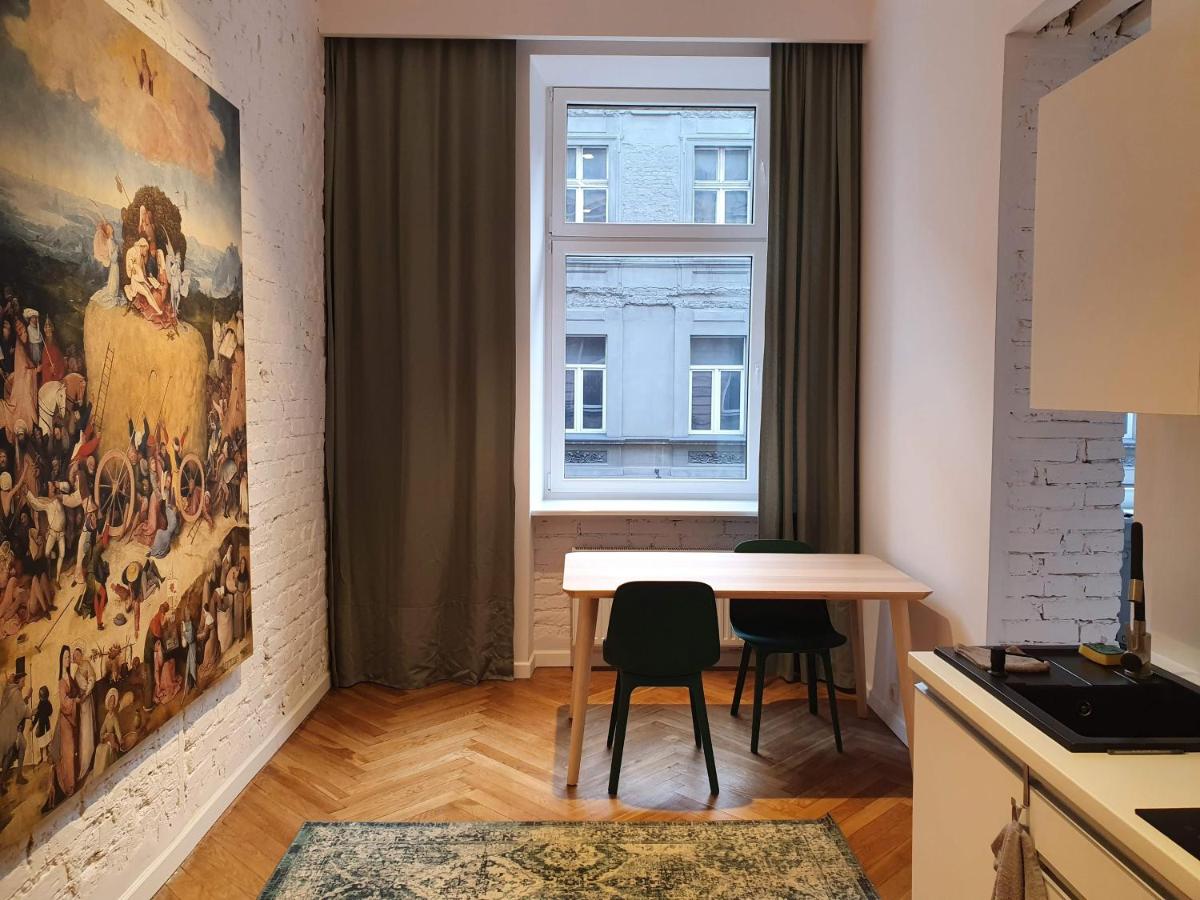 Rzut beretem od Piotrkowskiej / A stone's throw from Piotrkowska - B&B Łódź