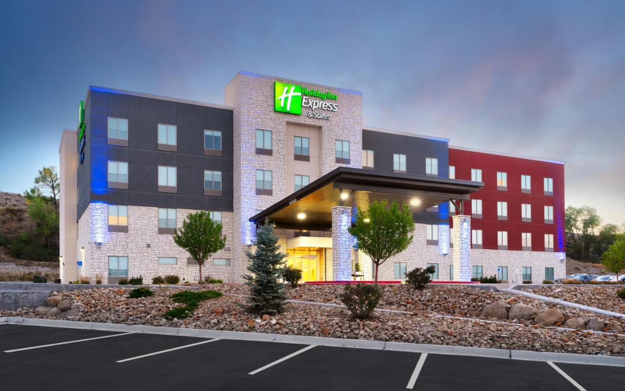 B&B Price - Holiday Inn Express & Suites Price, an IHG Hotel - Bed and Breakfast Price