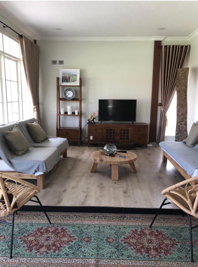 Super Wonderful 5 bedrooms with Bathroom Villa Marion Tomohon - Bed and Breakfast
