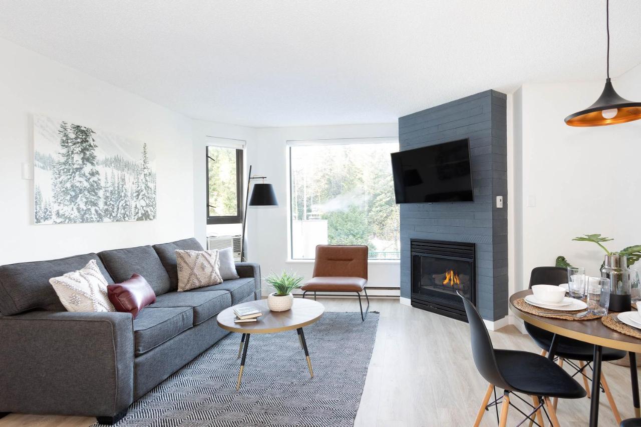 Contemporary & Spacious Slopeside 1BR Getaway - B&B