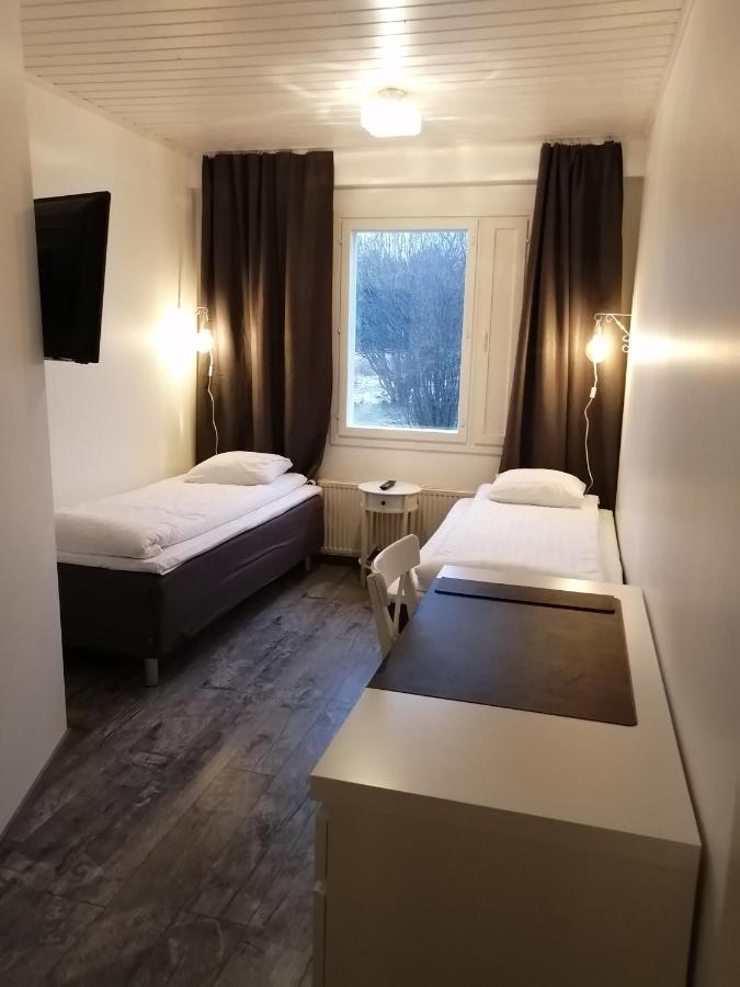 Tweepersoonskamer met 2 Aparte Bedden en Eigen Badkamer