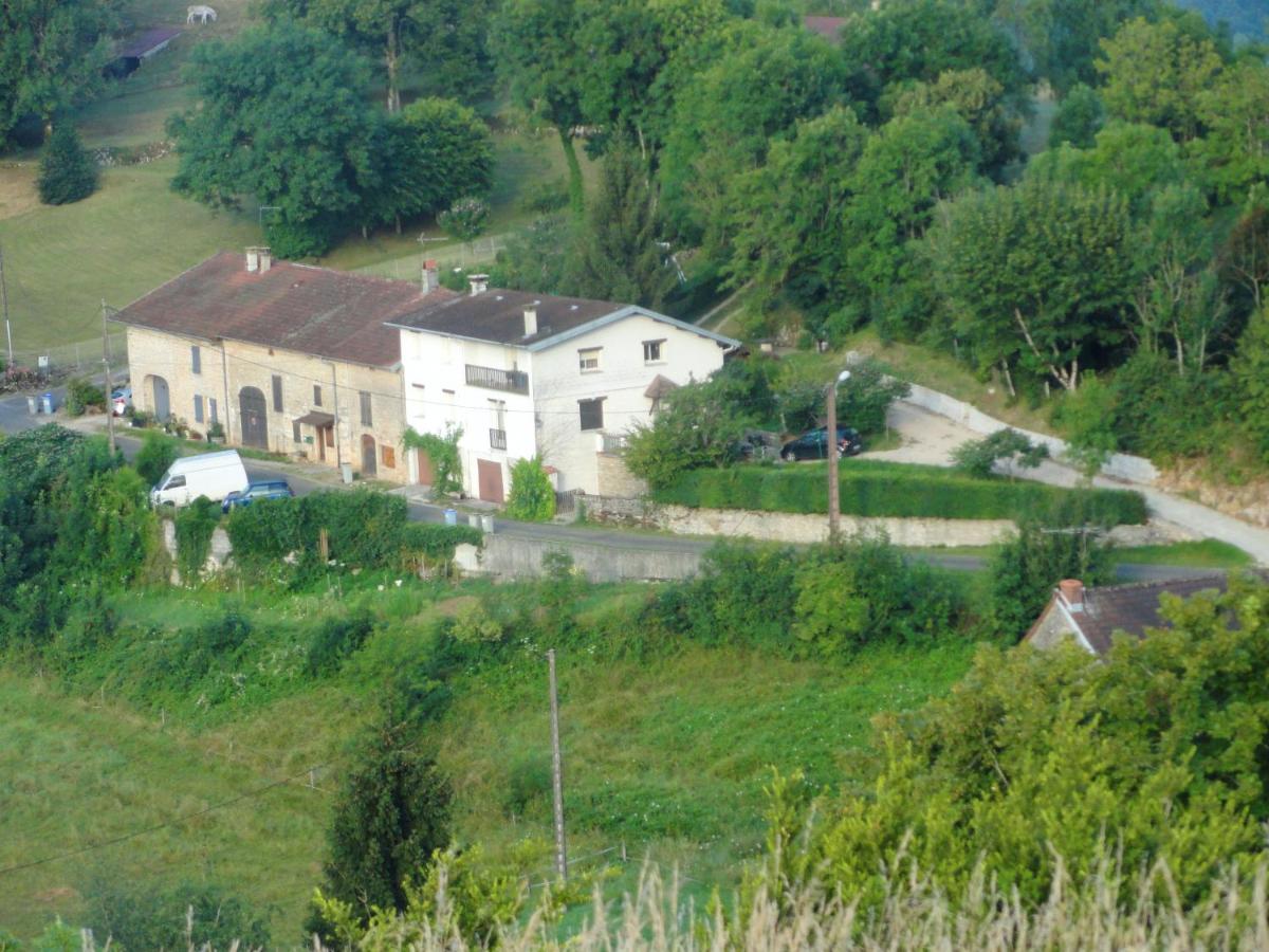 Maison de charme à Saint-Laurent-la-Roche avec jardin clôturé - B&B