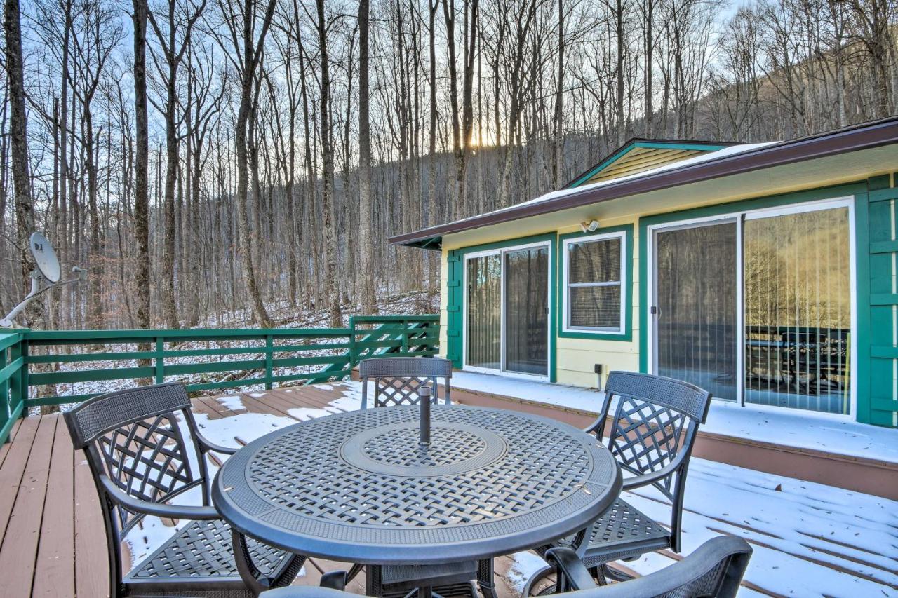 B&B Franklin - Nantahala Mountain Cabin with Deck about 1 Mi to Hiking! - Bed and Breakfast Franklin