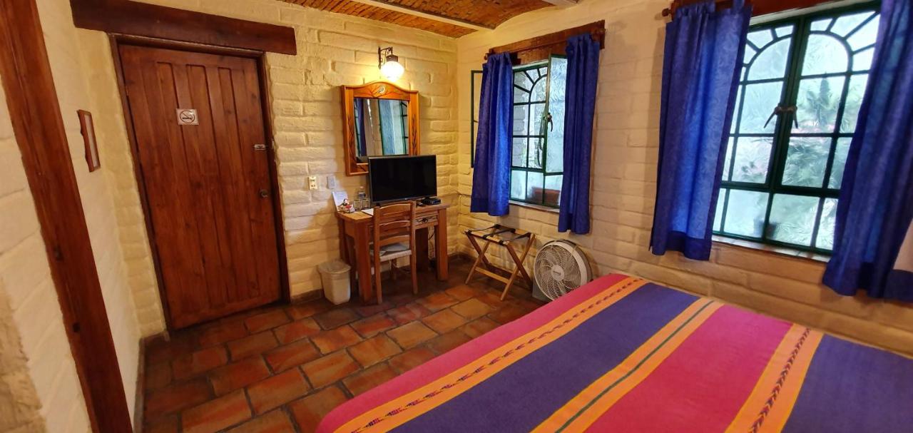 Habitación con cama extragrande.