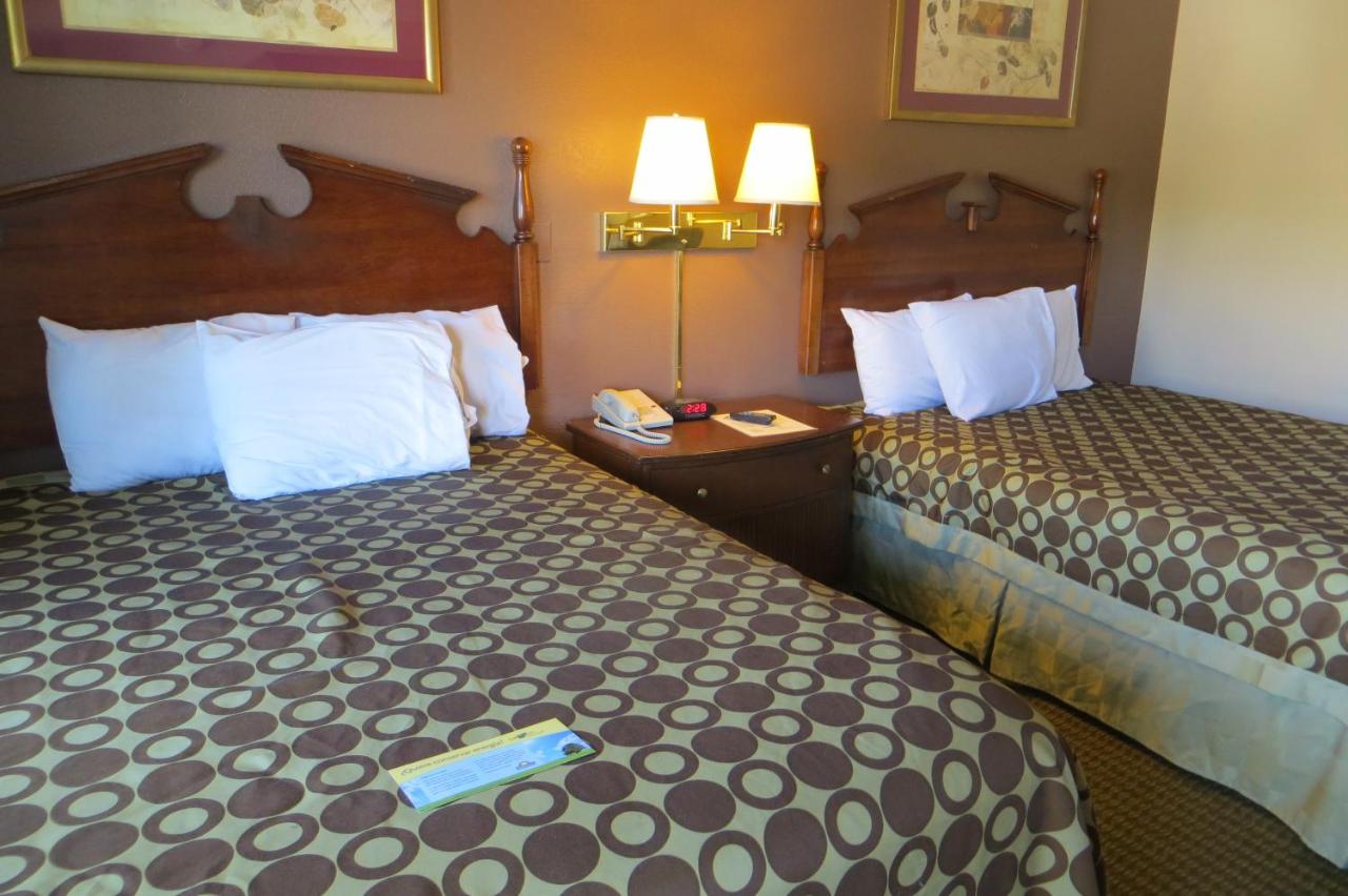 Queen Room with Two Queen Beds - Smoking