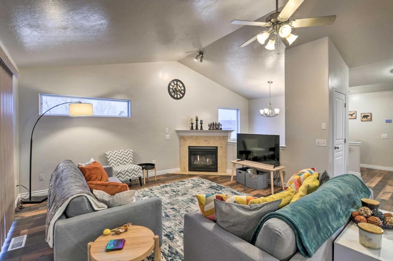 Cozy Anchorage Townhome Less Than Half Mile to Jewel Lake! - B&B