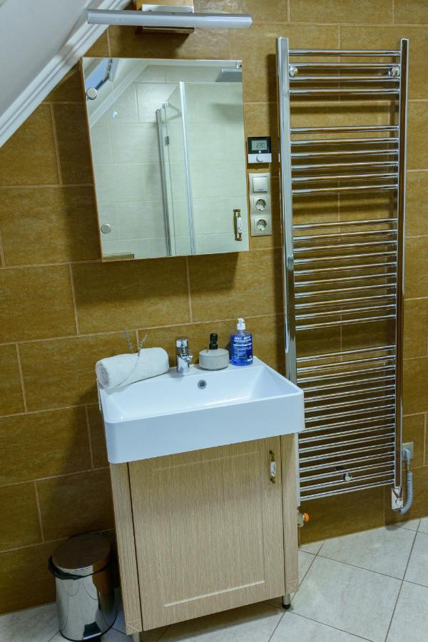 Habitación con cama grande y balcón