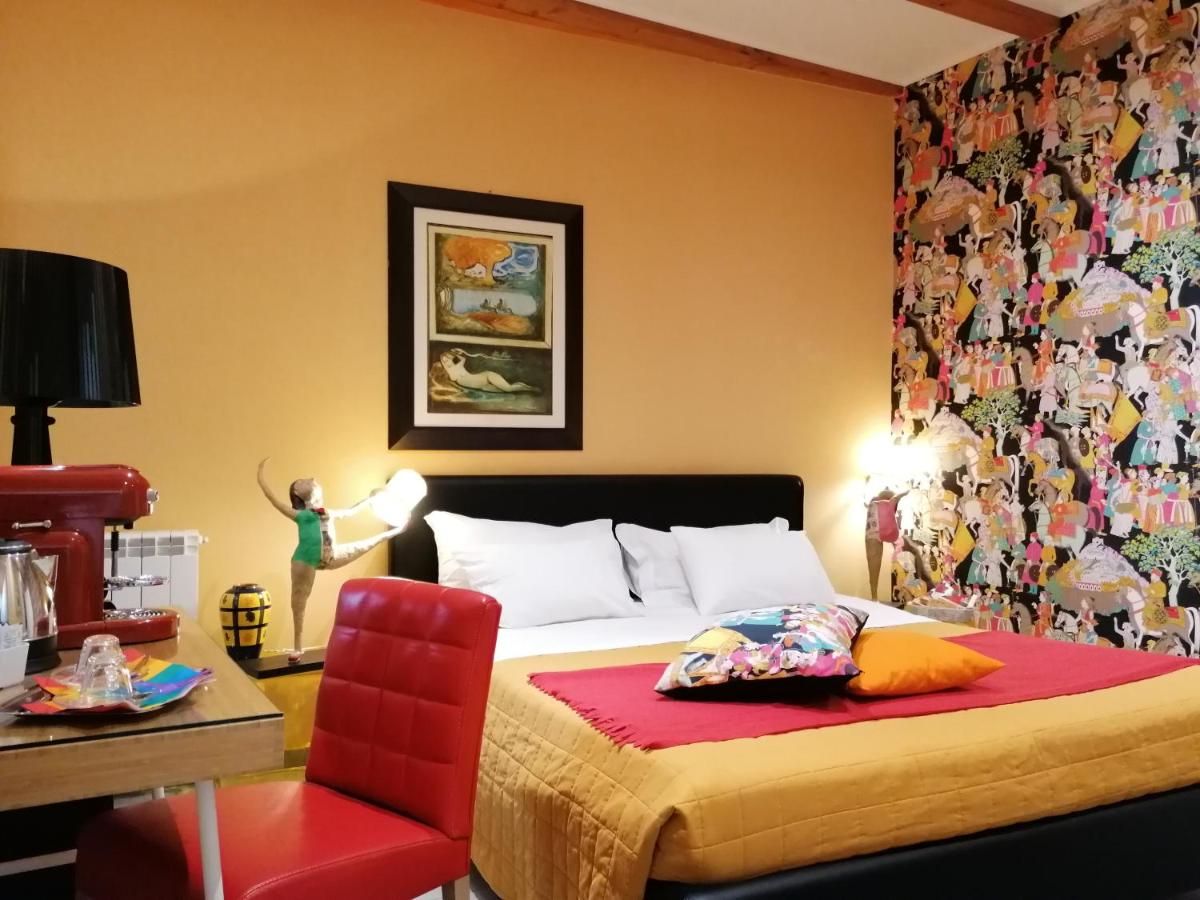 Habitación con cama extragrande.