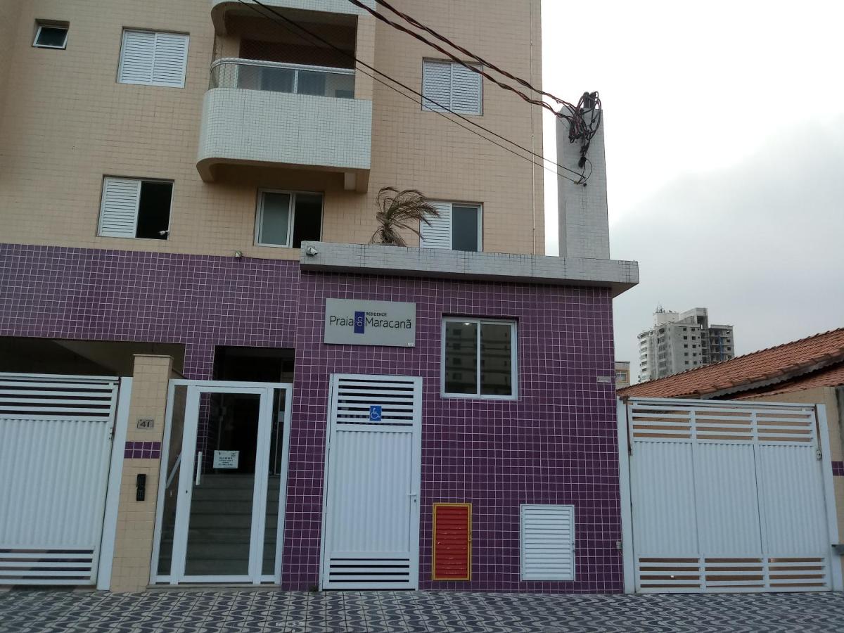 Prédio com piscina na cobertura frente ao mar,apartamento para até 6 pessoas e 3 crianças até 8 anos, churrasqueira na sacada, Wi-Fi grátis, rede de proteção, NÃO oferecemos roupas de cama e banho, 1 vaga de garagem, na Praia Grande-Vila Mirim - B&B Praia Grande