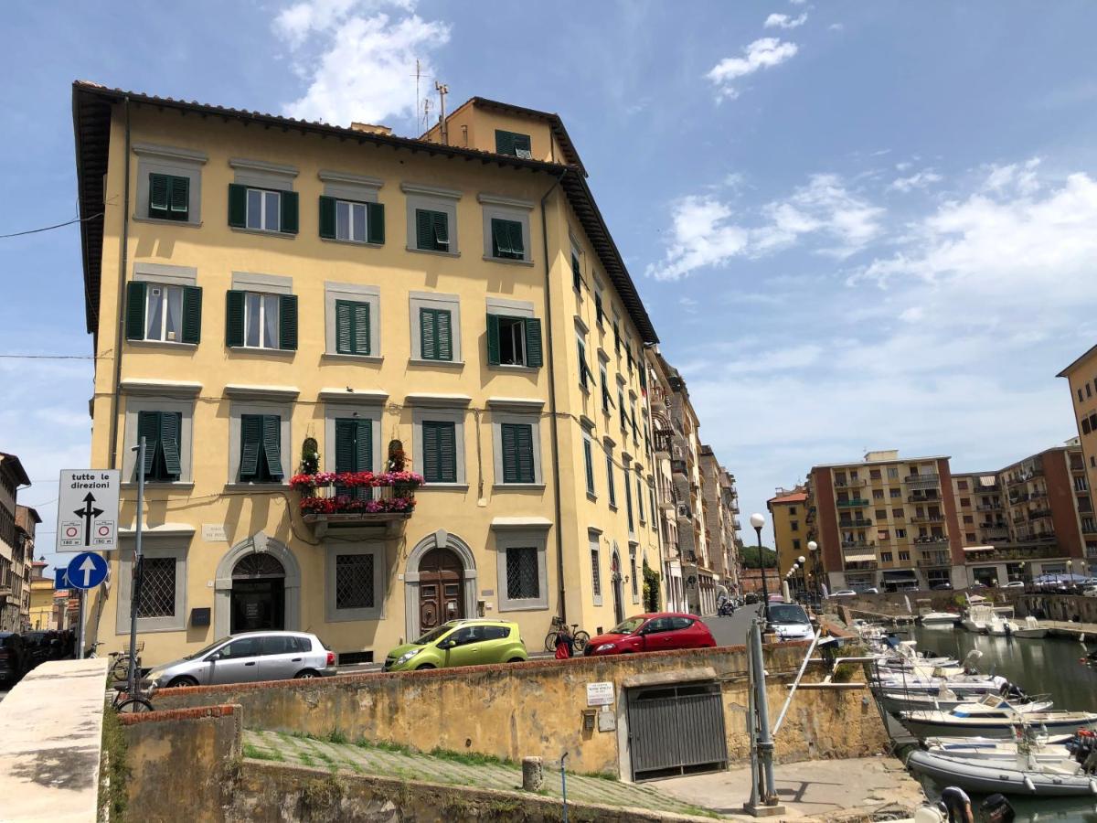 Renovated apartment with 3 bedrooms in an historic palazzo between port and old town - Chambres d’hôtes