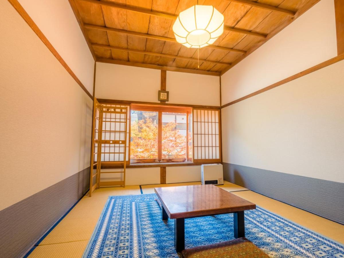 Economy Kamer in Japanse Stijl met een Gedeelde Badkamer