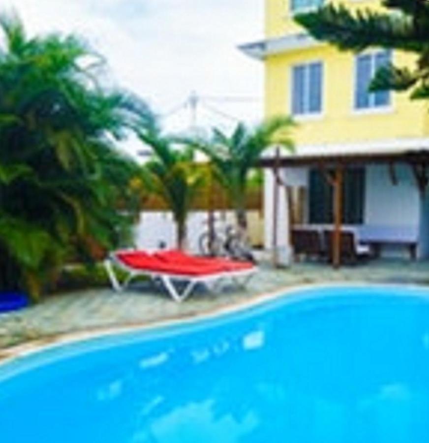 Quiet apartment in Pereybere, 50 m² with shared pool - B&B Péreybère