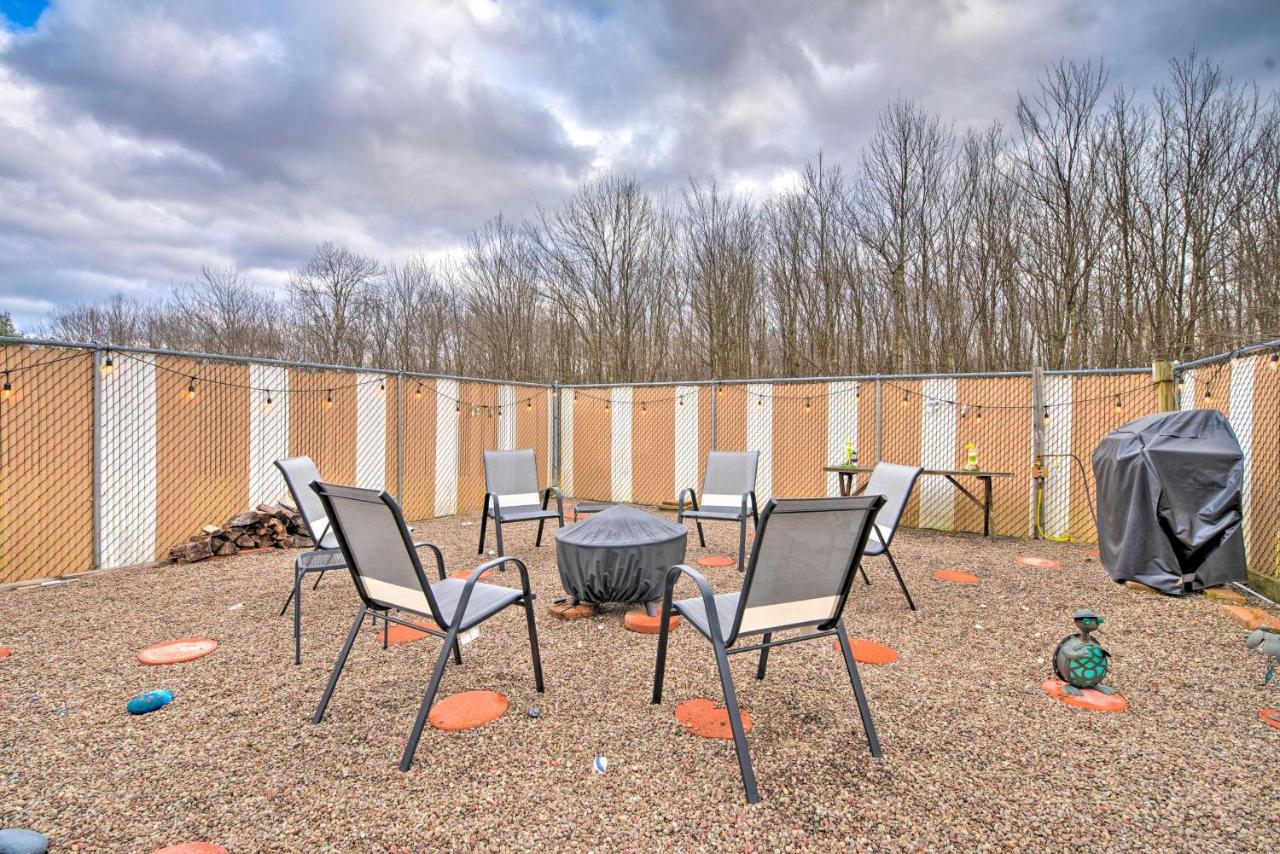 Private Hot Tub and Fireplace Poconos Home! - B&B Pleasant Mount