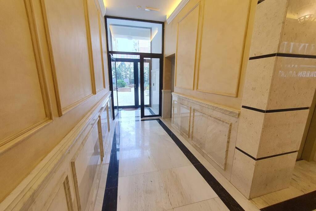 Luxury Green Apartment - Center - Balcony View - Free Parking - Chambres d’hôtes Pristina