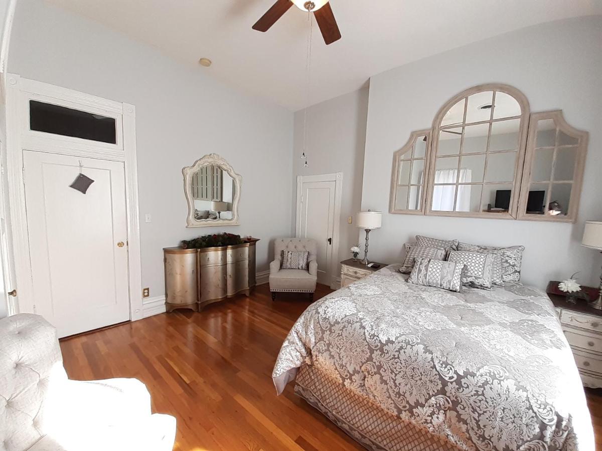 Queens Chamber w King Heavenly Bed at Nottingham Place in Wise - B&B Wise