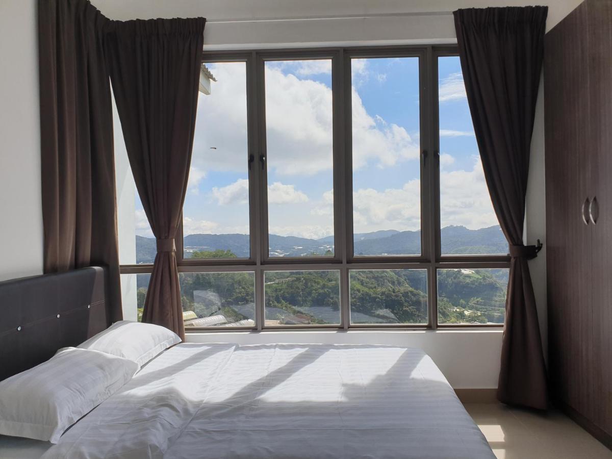 Apartment with Mountain View
