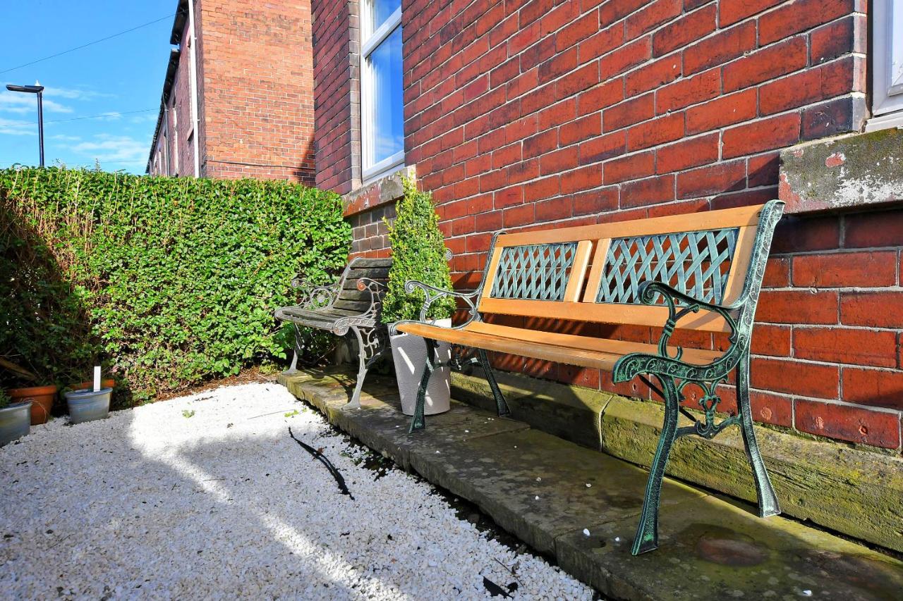 Spacious 4BR, Parking, Near Centre, Accommodates 8 - B&B