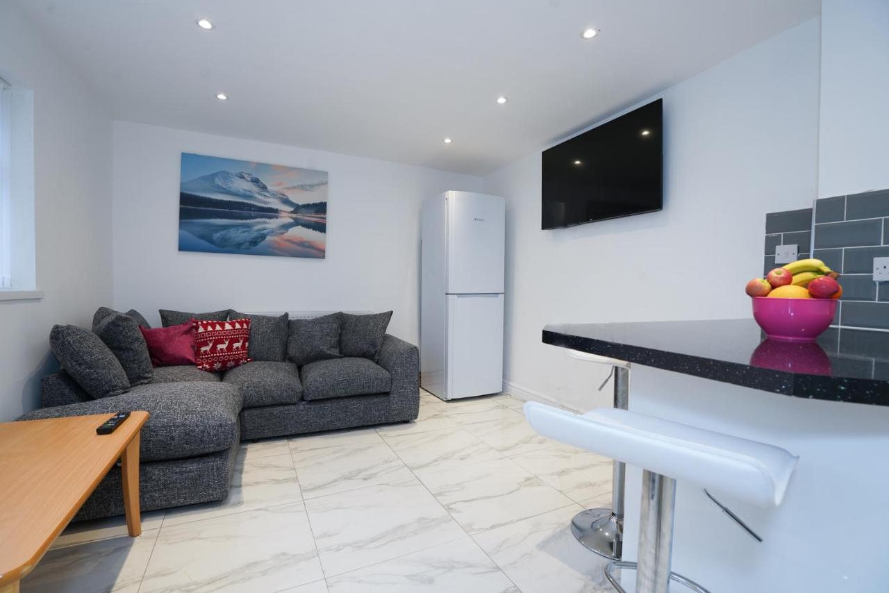 B&B Birmingham - BIRMINGHAM HAGLEY WEST HOUSE, 5 bedrooms with 7 BEDS, 3x doubles beds, 4x singles beds,2 toilets,2 bathrooms,2 toilets, sleeps 7-10 people great motorway links M5 M6 M42 A38 A34 - Bed and Breakfast Birmingham