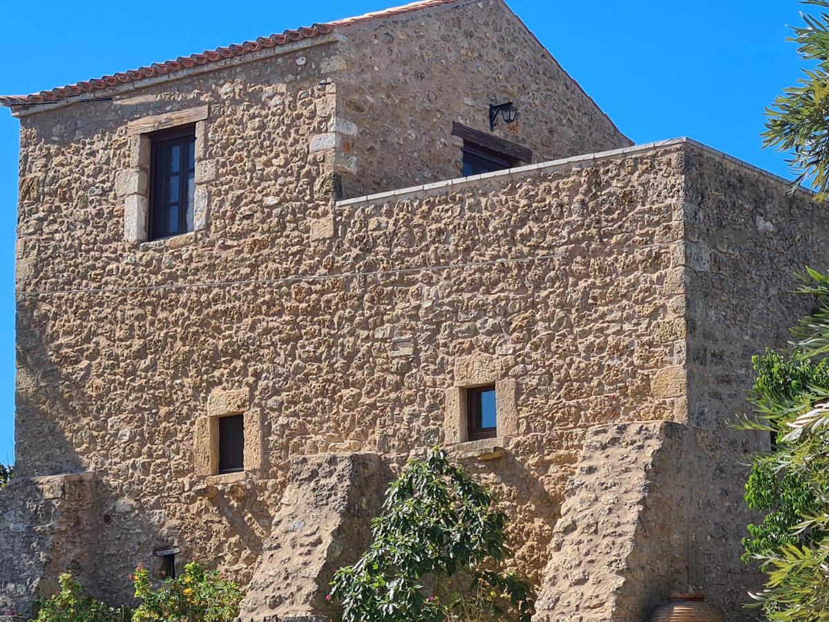 Pyrgos 1869 with private pool - Bed and Breakfast Gythio