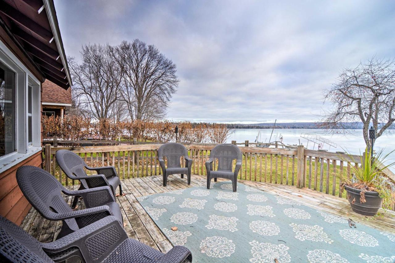 Pickerel Lake Retreat with Fire Pit, 15 Mi to Ski! - Bed and Breakfast Petoskey