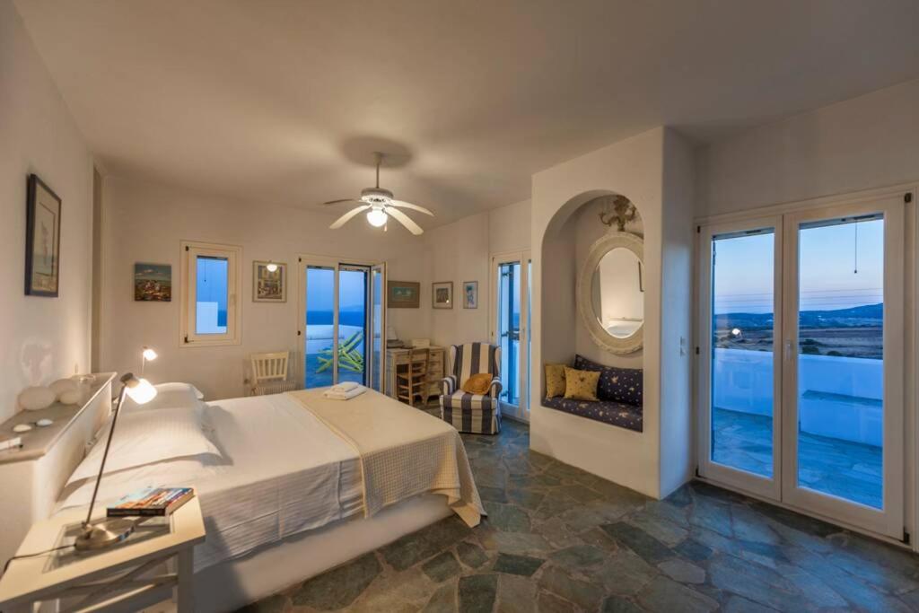Pure White Seven-Bedroom Villa - 4,736 sq ft or 440sqm - sleeps up to 16 - Chambres d'hôtes Drios