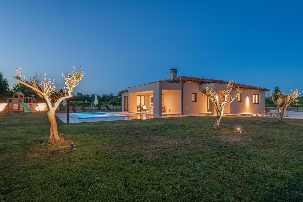 Spacious New design Villa Vitis Vitae, private pool ,1400m2 garden , Central Istria - B&B Svetvinčenat
