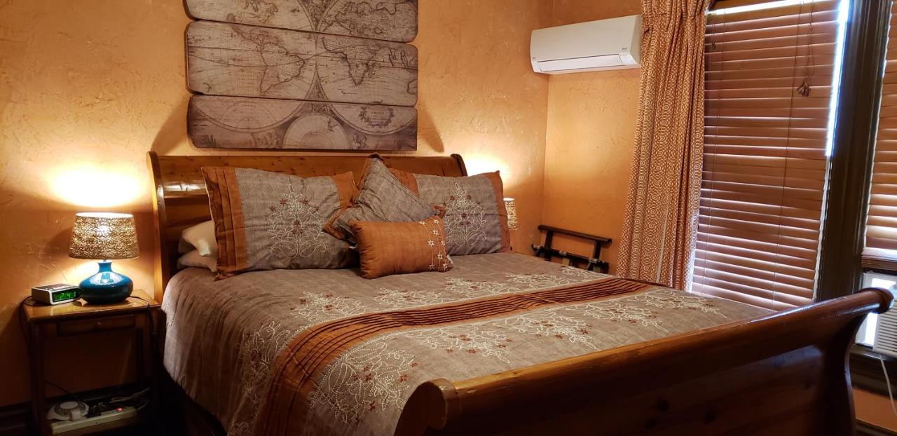 La Biblioteca - Not Pet Friendly